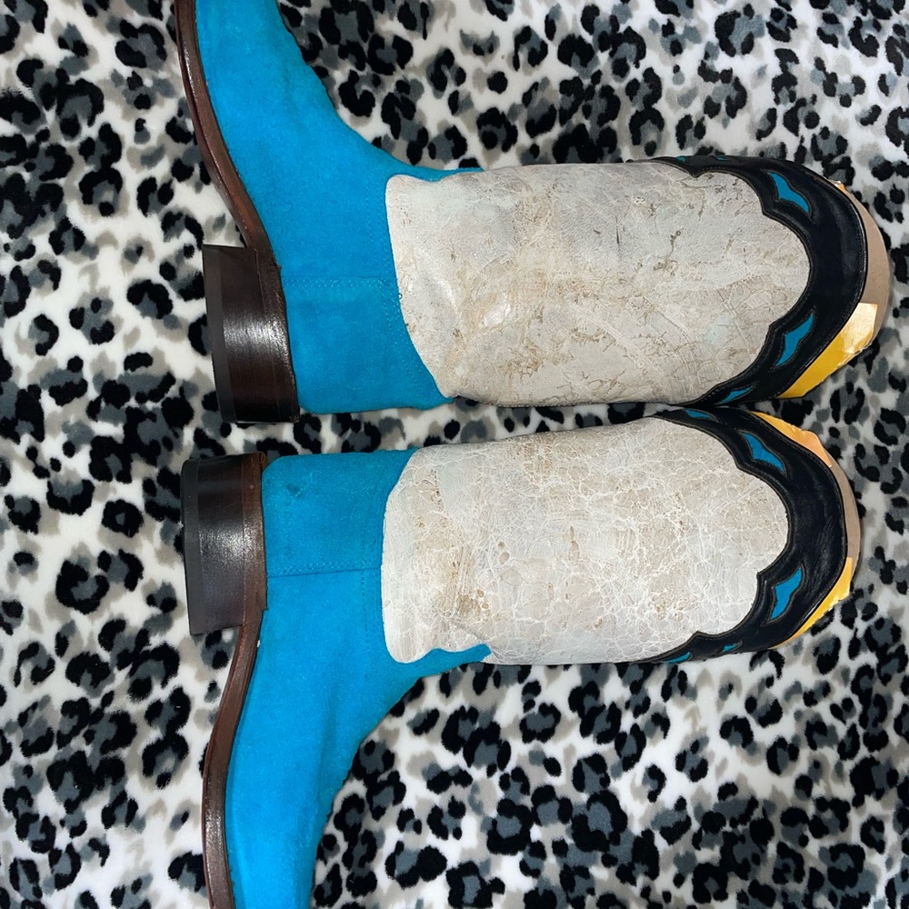 Women’s corral electric blue rough-out boots! Super cute and stylish. Square toe
